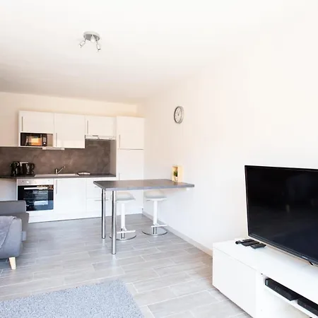 Апартаменты Tivoli Furnished Studio