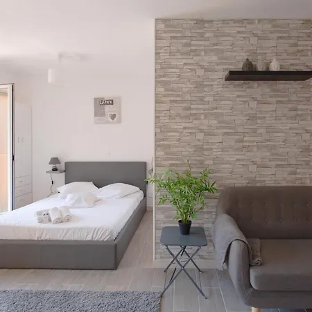 Tivoli Furnished Studio Апартаменты Босолей