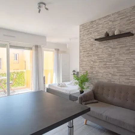 Tivoli Furnished Studio Апартаменты *