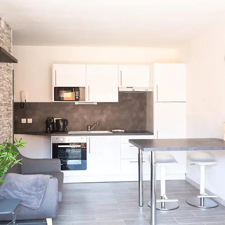 Tivoli Furnished Studio Апартаменты