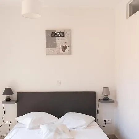 Апартаменты Tivoli Furnished Studio *